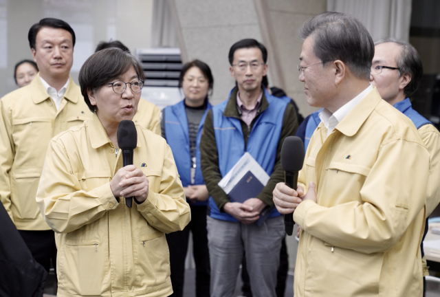 이성구 대구시의사회장(가운데)이 25일 코로나19 지역거점병원인 대구동산병원에서 개인 보호복을 착용하고 확진환자를 살폈다. 대구동산병원 제공