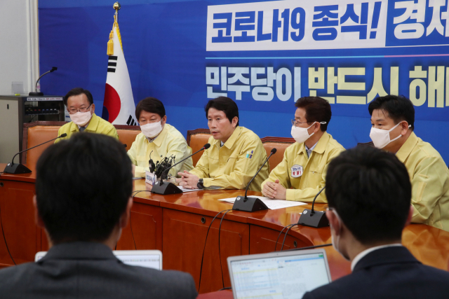 더불어민주당 이인영 원내대표가 12일 오후 국회에서 권영진 대구시장, 이철우 경북도지사와 코로나19 대응 관련 면담을 하고 있다. 연합뉴스