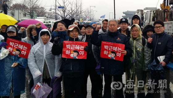 미래통합당 안동예천선거구 공천자인 김형동 변호사가 과거 박근혜 전 대통령 탄핵을 촉구하는 촛불집회에 참석한 사진이 SNS를 통해 공개되면서 또 다시 정체성 논란을 불어오고 있다. 독자제공