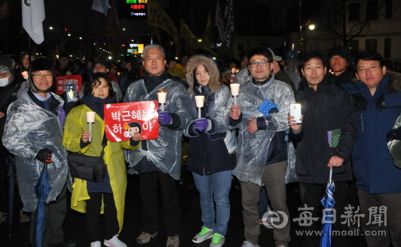 미래통합당 안동예천선거구 공천자인 김형동 변호사가 과거 박근혜 전 대통령 탄핵을 촉구하는 촛불집회에 참석한 사진이 SNS를 통해 공개되면서 또 다시 정체성 논란을 불어오고 있다. 사진 맨 오른쪽이 김형동 후보. 독자제공