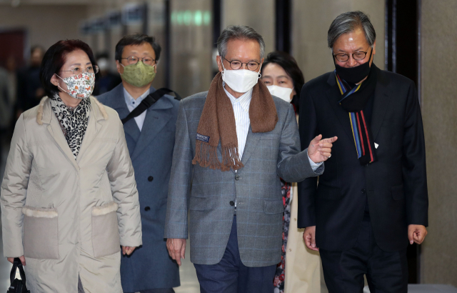 미래통합당 김형오 공천관리위원장이 13일 국회에서 열린 기자간담회에 입장하기 위해 이동하고 있다. 김 공관위원장은 이날 