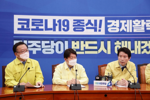 12일 오후 국회를 방문한 권영진 대구시장(가운데)과 김부겸 더불어민주당 국회의원(왼쪽), 같은 당 이인영 원내대표(오른쪽)이 만나 대구경북을 강타한 코로나19 관련 대책을 논의했다. 이 자리에 이철우 경북도지사와 홍의락 민주당 의원도 함께 했다. 김부겸 의원실 페이스북