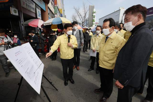 정세균 국무총리가 13일 대구시 달서구 서남 신시장을 방문해 이태훈 달서구청장으로부터 시장을 현황을 듣고 있다. 연합뉴스