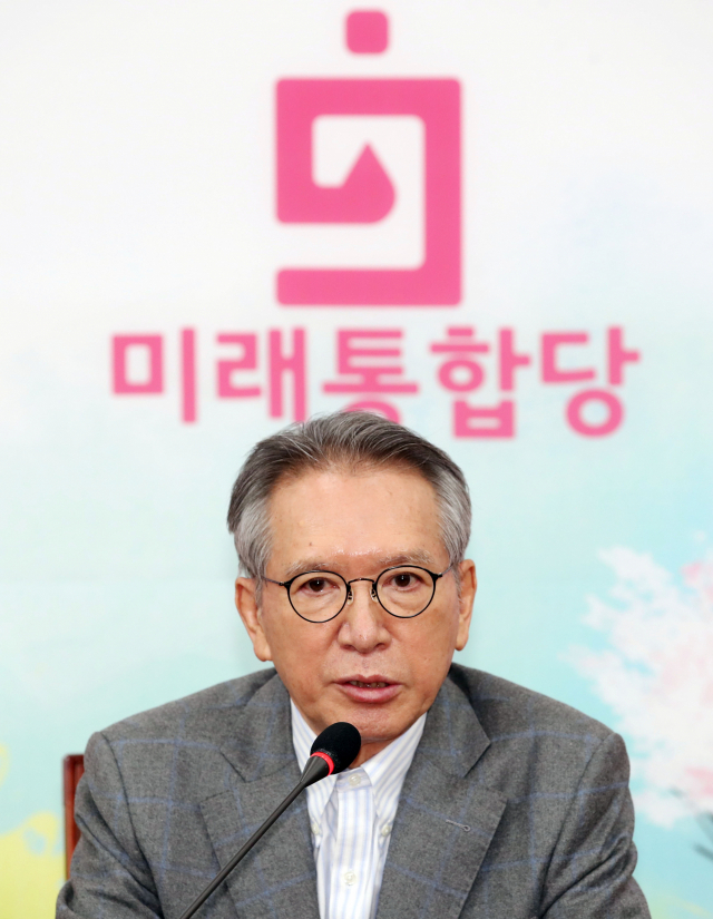 미래통합당 김형오 공천관리위원장이 13일 국회에서 열린 기자간담회에서 발언하고 있다. 김 공관위원장은 이날 