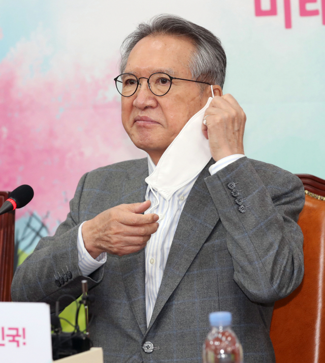 미래통합당 김형오 공천관리위원장이 13일 국회에서 열린 기자간담회에서 마스크를 벗고 있다. 김 공관위원장은 이날 