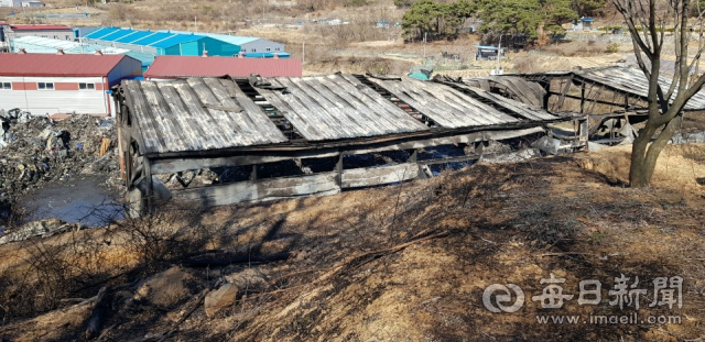 성주군 선남면 A 폐기물공장 화재가 31시간만에 진화됐다. 공장 뒤 임야도 일부 불에 탔다. 이영욱 기자