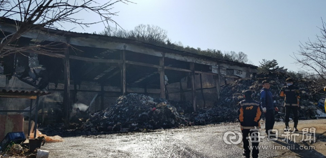 성주군 선남면 A폐기물공장 화재가 31시간만에 진화됐다. 타다 만 폐기물 더미가 군데군데 쌓여있다. 이영욱 기자