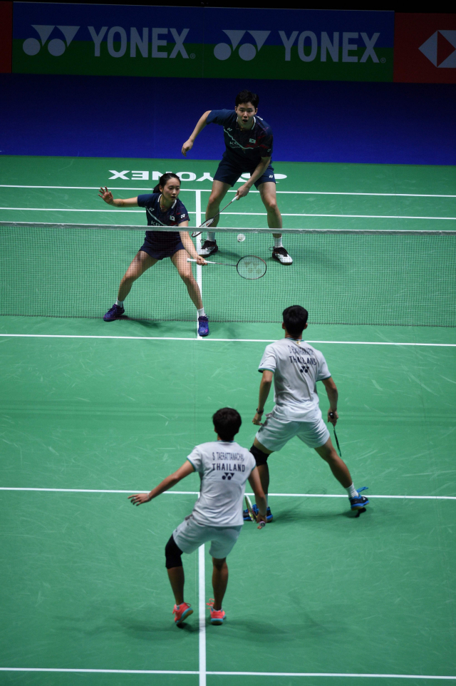 14일(현지시간) 영국 버밍엄에서 열린 세계배드민턴연맹(BWF) 월드 투어 슈퍼 1000 전영오픈 4강전에나선 서승재-채유정이 태국팀의 공격을 막아내고 있다. AFP 연합뉴스