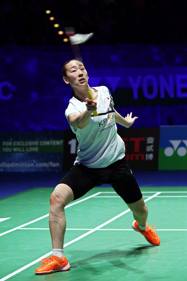 14일(현지시간) 영국 버밍엄에서 열린 세계배드민턴연맹(BWF) 월드 투어 슈퍼 1000 전영오픈 여자복식 4강전에 나선 이소희 선수가 중국 팀의 공격을 막아내고 있다. EPA연합뉴스