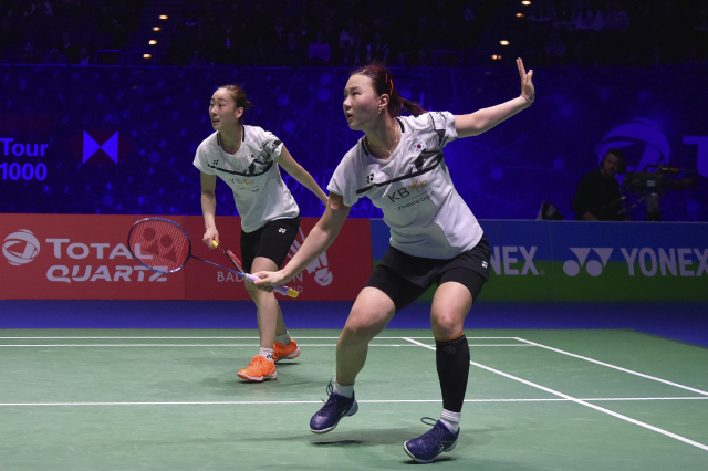 14일(현지시간) 영국 버밍엄에서 열린 세계배드민턴연맹(BWF) 월드 투어 슈퍼 1000 전영오픈 4강전에나선 여자복식 이소희(왼쪽)와 신승찬조가 중국 팀을 맞아 경기하고 있다. AP연합뉴스