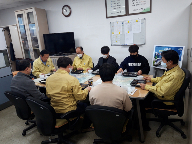 성주군청 안전건설과 직원들이 익명으로 배달돼 온 도시락 포장을 벗기고 있다. 이들은 매일신문 지면을 빌려 감사를 전한다고 했다. 성주군 제공