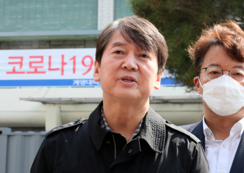 안철수 국민의당 대표가 15일 오후 계명대학교 대구동산병원에서 보름간의 코로나19 환자 의료봉사활동을 끝낸 후 병원앞에서 기자회견을 하고 있다. 안 대표는 