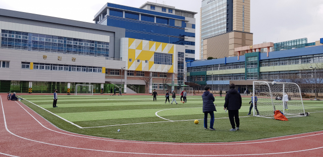 코로나19 사태가 이어지면서 학교 개학일을 23일에서 더 미루자는 주장이 힘을 얻고 있다. 15일 오후 대구 한 중학교 운동장에서 학생들이 뛰어 노는 모습. 일부는 마스크를 쓰지 않았다. 채정민 기자 cwolf@imaeil.com