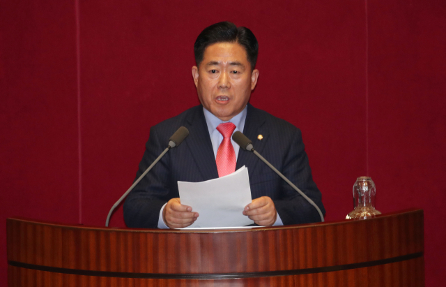 미래통합당 김규환 의원이 6일 오후 국회에서 열린 본회의에서 심사보고 및 제안설명을 하고 있다. 연합뉴스