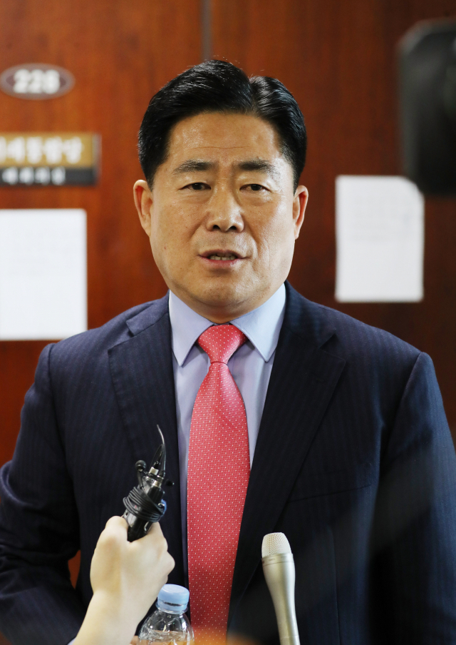 미래통합당 김규환 의원이 지난 2일 오후 서울 여의도 국회에서 열린 대구 동구을 공천면접을 마친 뒤 기자들의 질문에 답하고 있다. 연합뉴스