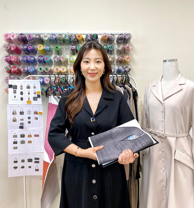 유은지 지야 대표가 자체 브랜드 가방과 원피스를 소개하고 있다. 박상구 기자