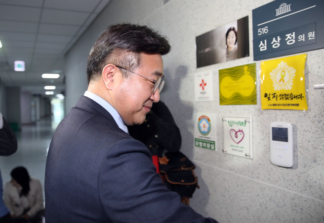 더불어민주당 윤호중 사무총장이 13일 오후 국회 의원회관에서 정의당 심상정 대표에게 비례연합정당 참여 제안 논의를 위해 심상정 의원실로 향하고 있다. 연합뉴스