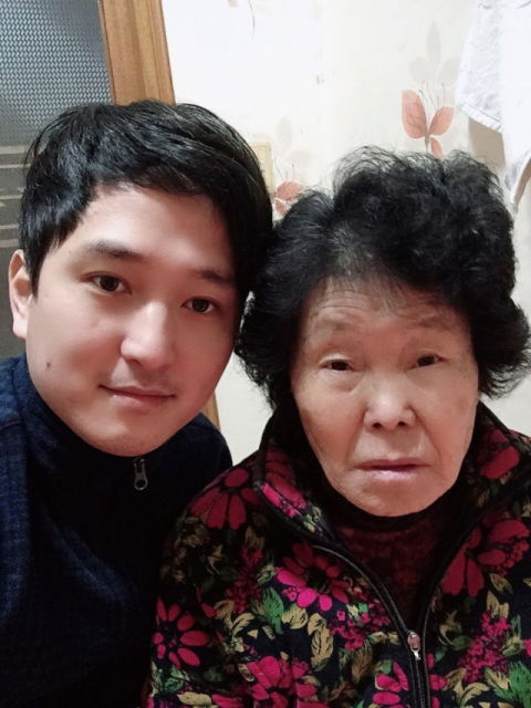 지난달 28일 코로나 확진 판정을 받은 할머니 병 간호를 위해 경북 포항의료원으로 들어가 함께 지내며 14일 만에 완치 판정을 받고 퇴원한 손자 박용하(왼쪽) 씨와 김갑생 할머니. 박용하 씨 제공