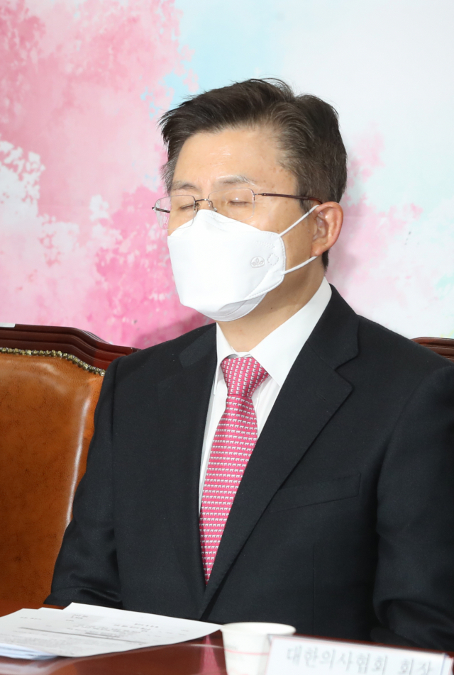 미래통합당 황교안 대표가 13일 오전 서울 여의도 국회에서 열린 신종 코로나바이러스 감염증(코로나 19) 긴급 경제대책회의에서 생각에 잠겨있다. 연합뉴스