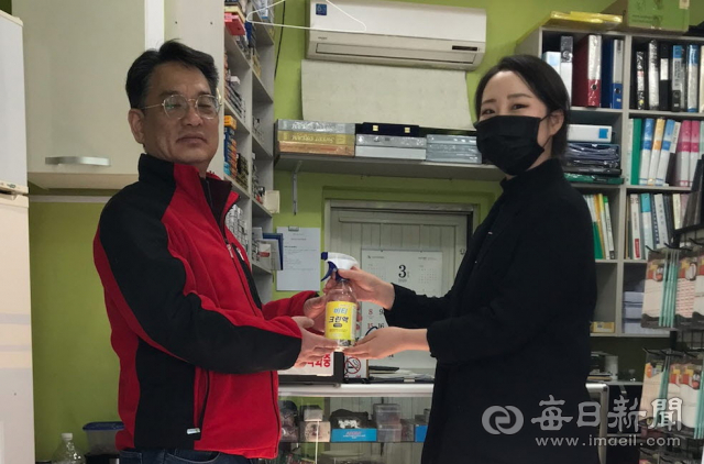 경북 영양군이 코로나19 확산 방지를 위해 지역 전 가구에 살균소독제를 무상으로 배부한다. 영양군 제공
