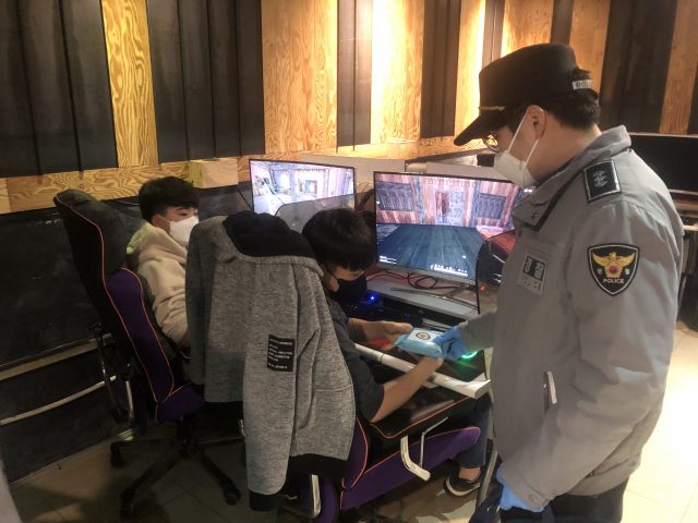 성주경찰서 노래방·PC방서 감염병 예방활동