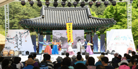 지난해 열린 선비문화축제에서 덴동어미 공연이 선비촌 저잣거리 특설무대에서 펼쳐지고 있다. 영주시 제공