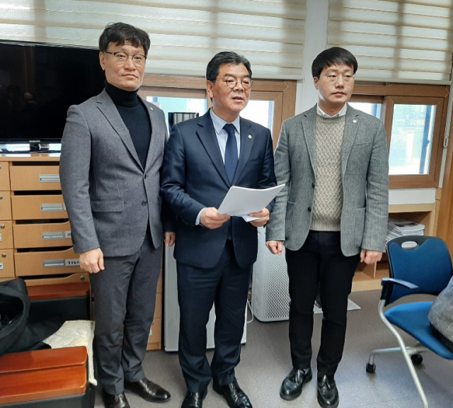 경산시의회 더불어민주당 소속 이경원,양재영,남광락 시의원(왼 쪽부터) 16일 기자회견을 열어 코로나19 피해복구를 위한 