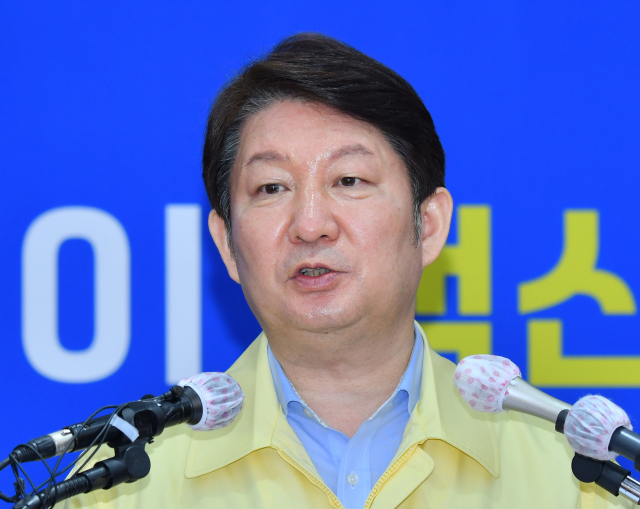 권영진 대구시장이 지난 16일 오전 코로나19 대응 정례브리핑을 진행하고 있다. 대구시 제공.
