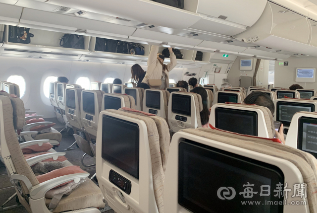 지난 9일 인천발 파리행 항공기 내부. 여행객이 줄어 한산한 모습을 보이고 있다.