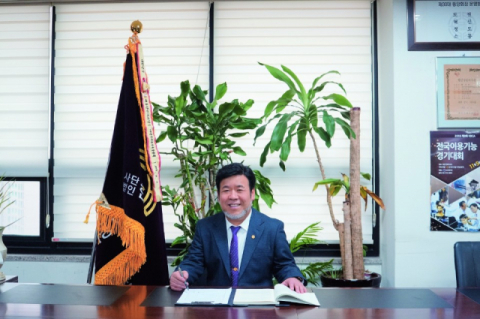 이용계의 국가대표…배홍직 (사)한국이용사회중앙회 경북도지회장 4번째 연임