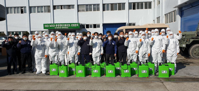 대구염색산업단지관리공단이 산단 내 코로나19 예방을 위해 50사단, 서구청과 함께 총력전을 벌이고 있다. 지난 10,11일 50사단 병력 지원을 받아 산단 내 조업현장에 대한 대대적인 방역을 실시한 것을 비롯해 매주 방역활동을 이어간다.