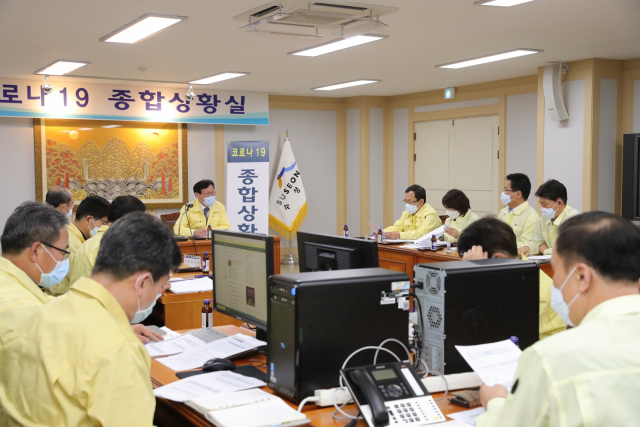 김대권(뒷줄 가운데) 수성구청장이 재난안전대책본부 상황실에서 밀폐된 사업장 집중관리에 대해 특별지시를 하고 있다. 수성구 제공