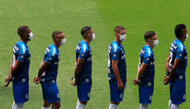 브라질 프로축구 그레미우 클럽 선수들이 신종 코로나바이러스 감염증(코로나19) 확산에도 경기를 강행하는 히우그란지두술주축구협회의 결정에 항의하는 