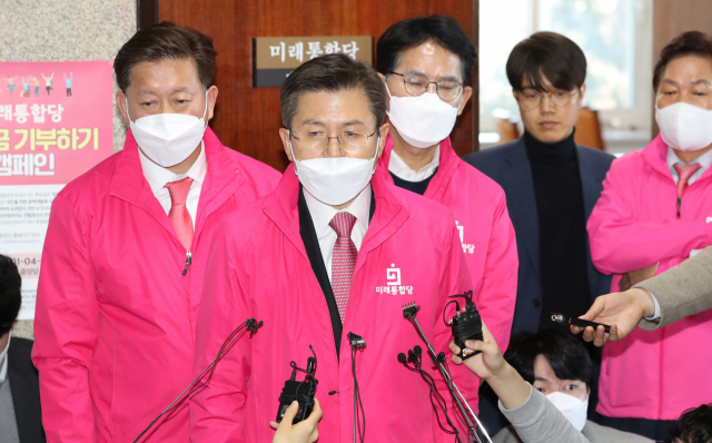 미래통합당 황교안 대표가 16일 오전 서울 여의도 국회에서 최고위원회의를 마치고 기자들의 질문에 답하고 있다. 연합뉴스
