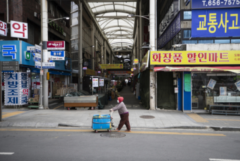 대구 및 경북 일부 지역이 특별재난지역으로 선포된 15일 오후 대구 서문시장이 한산하다. 연합뉴스