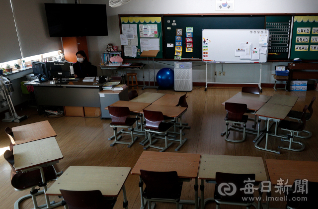 전국 유치원과 초.중.고교에 대한 교육부의 3차 개학 연기 여부 결정이 임박한 가운데 16일 대구 영선초등학교 2학년 3반 교실에서 담임교사가 컴퓨터 앞에 앉아 온라인 학습 과제 제시하고 학생 건강상태를 확인하고 있다. 우태욱 기자 woo@imaeil.com