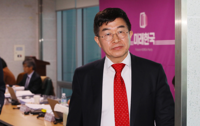 미래한국당 공병호 공천관리위원장이 휴일인 15일 국회 의원회관에서 계속된 공천관리위원회 예비후보 면접에서 휴식시간 동안 잠시 밖으로 향하고 있다. 연합뉴스