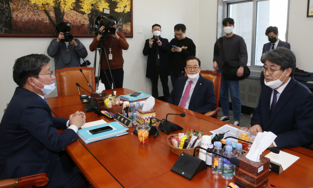 더불어민주당 전해철 간사(왼쪽), 미래통합당 이종배 간사(오른쪽 두번째), 민생당 김광수 간사가 16일 국회 예산결산특별위원회 소회의장에서 코로나19 추경안과 관련해 만나고 있다. 연합뉴스