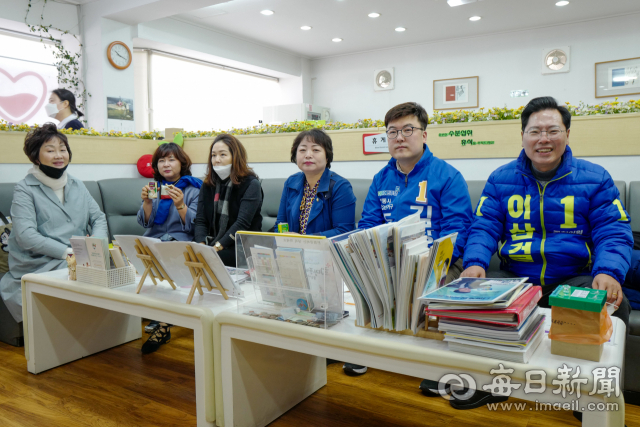 더불어민주당 안동예천선거구 이삼걸 예비후보를 비롯해 선거캠프 관계자들이 16일 헌혈의 집 안동센터를 찾아 사랑의 헌혈운동에 동참했다. 이삼걸 후보 캠프 제공