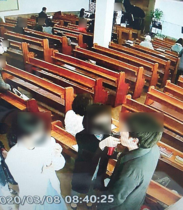 신종 코로나바이러스(코로나19) 대규모 확진 사태가 발생한 경기도 성남시 은혜의 강 교회에서 예배에 참석한 사람들을 소독한다며 입에 일일이 분무기로 소금물을 뿌린 것이 감염 확산의 주요 원인이라는 지적이 나왔다. 사진은 예배에 참석한 사람들 입에 분무기로 소금물을 뿌리는 장면. 연합뉴스