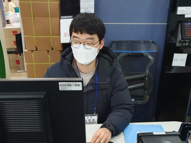 경북대 생활치료센터에서 근무중인 김현세 경위. 대구북부경찰서 제공.