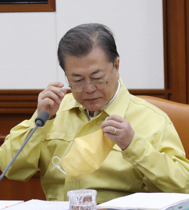 문재인 대통령이 17일 정부서울청사에서 열린 국무회의에 참석해 있다. 연합뉴스
