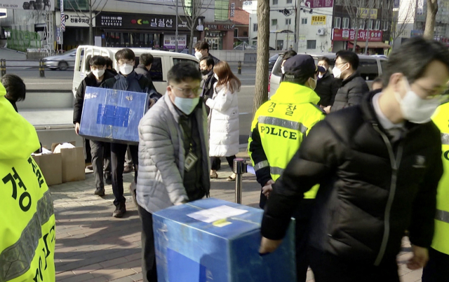 지난달 17일 오전 대구 남구 대명동 신천지 대구교회에서 대구경찰청 및 대구시 관계자들이 신천지 대구교회 내부 자료 등에 대한 재조사를 위해 교회 건물로 들어가고 있다. 독자 제공