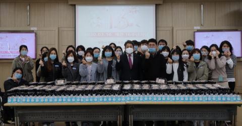 영천시장애인종합복지관은 개관 16주년을 맞아 지역 장애인들의 복지 사각지대 해소를 위해 생계 키트와 손소독제 등을 직접 만들어 나눠주는 특별 주간행사를 진행한다. 영천시장애인종합복지관 제공