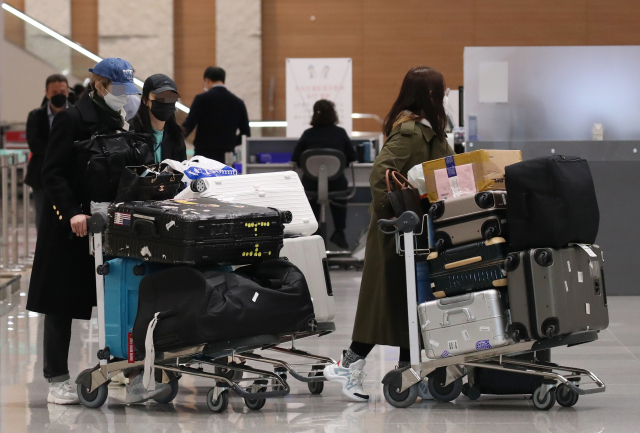 프랑스·독일·스페인·영국·네덜란드 유럽 5개국에서 출발해 국내로 들어오는 여행자에 대한 특별입국절차가 시행된 15일 영종도 인천국제공항 2터미널에서 영국 런던에서 온 관광객이 입국장을 나서고 있다. 연합뉴스