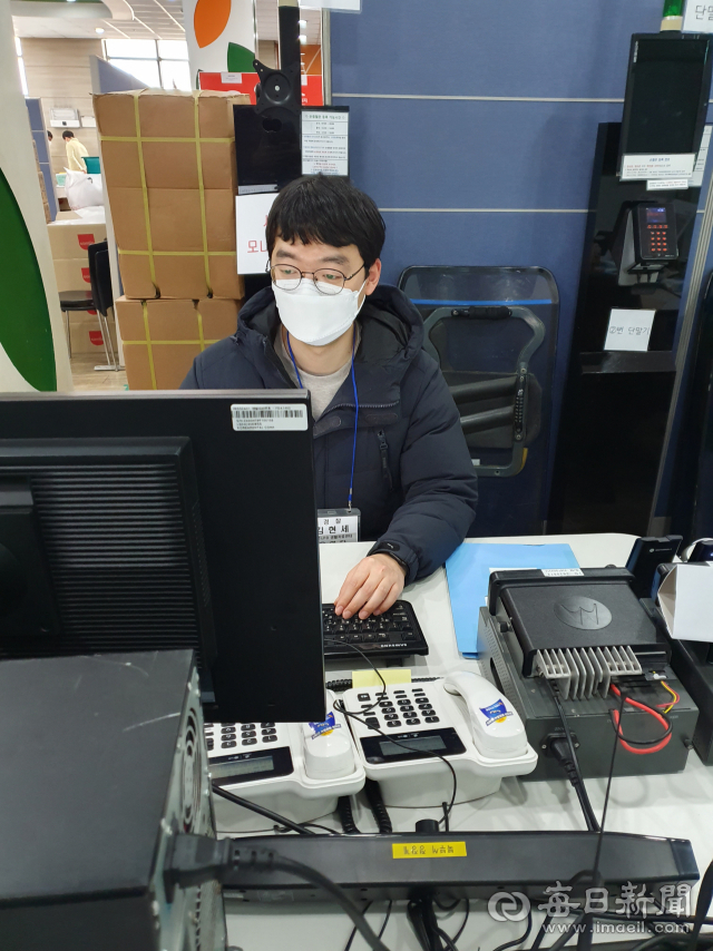 대구 북부경찰서 김현세(30) 조사관이 경북대 기숙사에 설치된 생활치료센터에서 근무하는 모습. 대구경찰청 제공