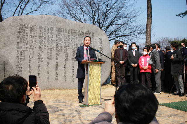 홍준표 전 자유한국당 대표가 17일 대구 수성못 이상화 시비 앞에서 대구 수성을 출마 선언을 하고 있다. 홍준헌 기자 hjh@imaeil.com
