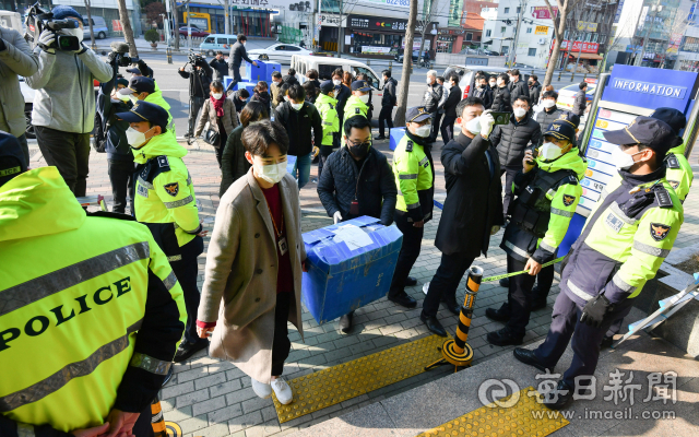 17일 대구 남구 대명동 신천지 대구교회에서 대구지방경찰청 및 대구시 관계자들이 신천지 대구교회 내부 자료 등에 대한 재조사를 위해 교회 건물로 들어가고 있다. 대구시 제공