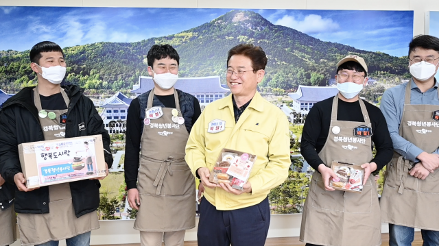 경북청년들이 지난 15일 경북 에너지세트 간식을 전달하며 이철우 경북도지사와 기념촬영을 하고 있다. 경북도 제공