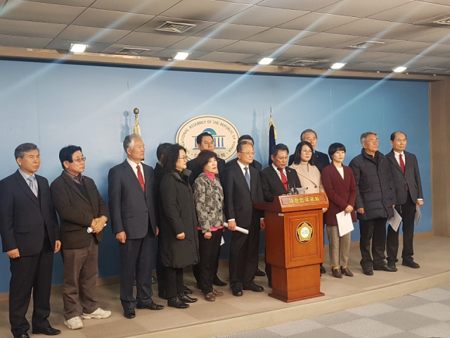 미래통합당 중앙위원회(의장 김재경)는 17일 국회 정론관에서 당 비례대표 공천에 격렬 반발, 시정요구를 받아들이지 않을 시에 전원 사직 및 탈당 불사를 선언했다. 중앙위원회 제공